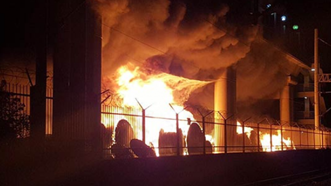 İzmir&#039;de metro istasyonu yakınında korkutan yangın