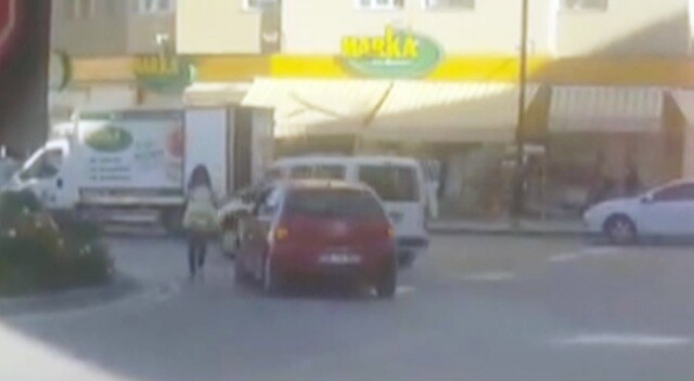 Kadın sürücü arabasını yolun ortasında bırakıp alışverişe gitti