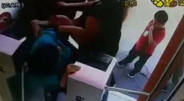 Kadın tuvalet görevlisini, 1 lira için tekme tokat dövdüler!