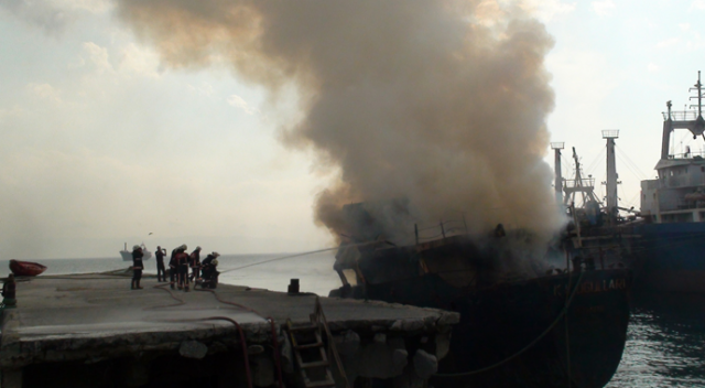 Kartal sahilinde gemi yangını