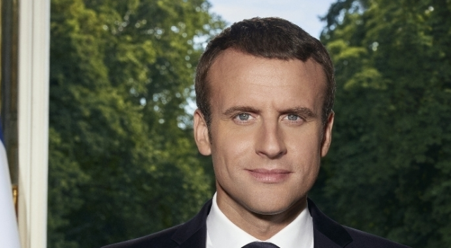 Macron yüz binleri sokağa döken yasayı imzaladı