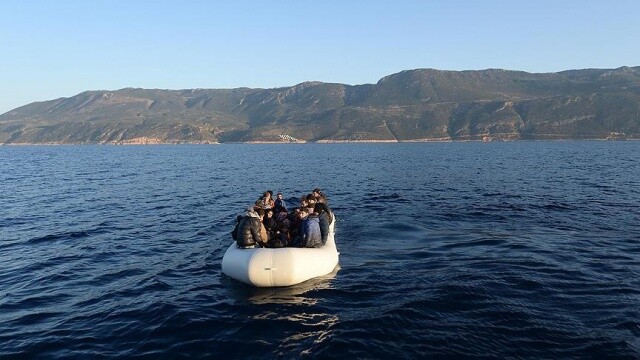 Meis Adası&#039;nda sığınmacıları taşıyan bot battı