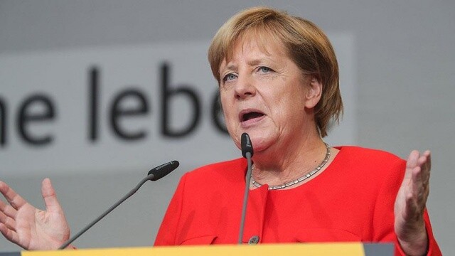 Merkel&#039;e domatesli saldırı