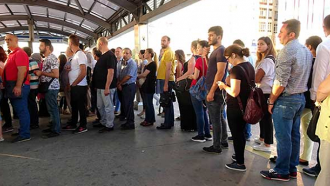 Metrobüslerde oturarak yolculuk yapmak için her sabah sıraya giriyorlar