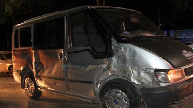 Minibüs 3 araca çarptı: 4 yaralı