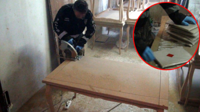 Polis ekipleri, masalara zulalanan uyuşturucuları tek tek çıkardı