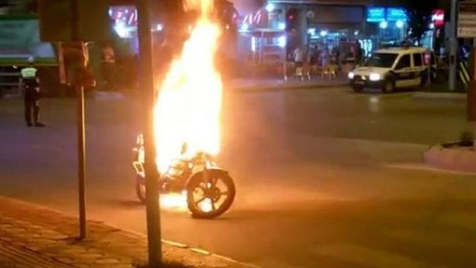 Polise kızdı, motosikletini yaktı