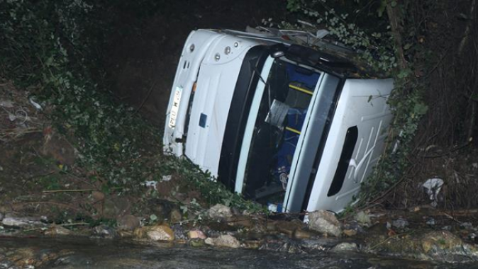 Zonguldak&#039;ta yolcu minibüsü dereye uçtu: 1 yaralı