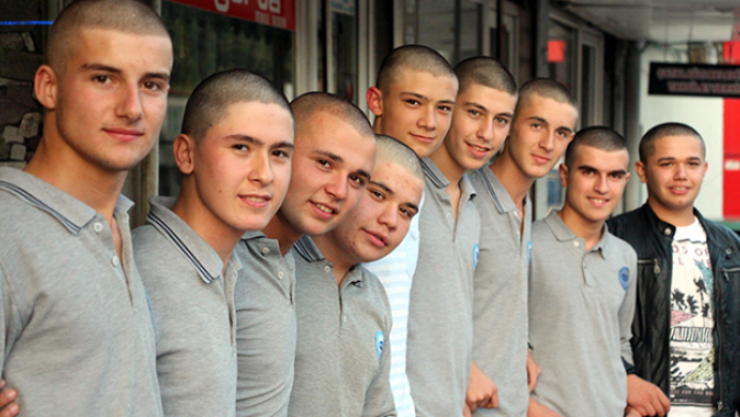 12 liseli, lösemi hastası arkadaşları için saçlarını kazıttı