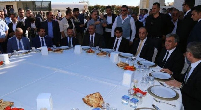Abdullah Gül&#039;ün onuruna verilen yemekte 50 koyun kesildi