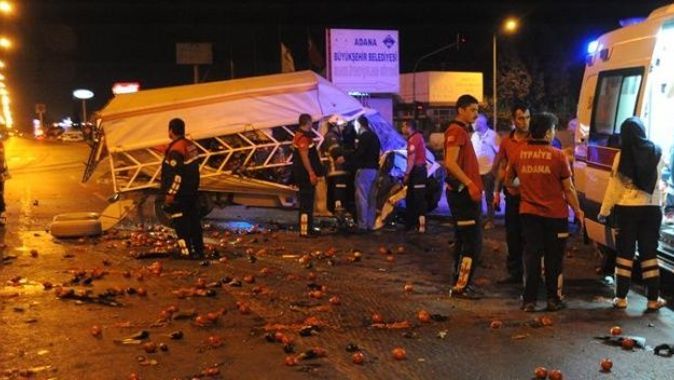 Adana&#039;da iki kamyonet çarpıştı: 1 ölü, 5 yaralı