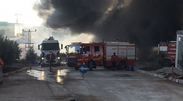 Adana&#039;da korkutan fabrika yangını!