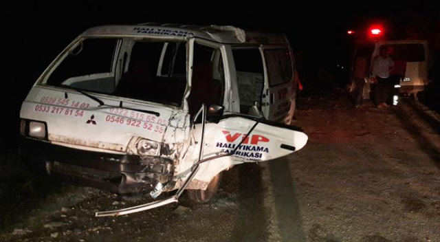 Adana&#039;da minibüs ile kamyonet çarpıştı: 11 yaralı