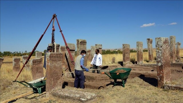 Ahlat&#039;taki Selçuklu Mezarlığı&#039;nda yeni mezar taşları bulundu