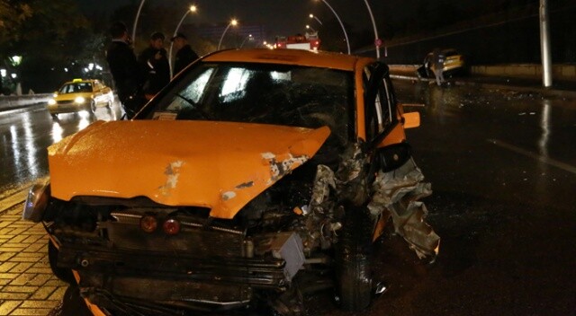 Ankara&#039;da iki araç kafa kafaya çarpıştı, 3 kişi yaralandı