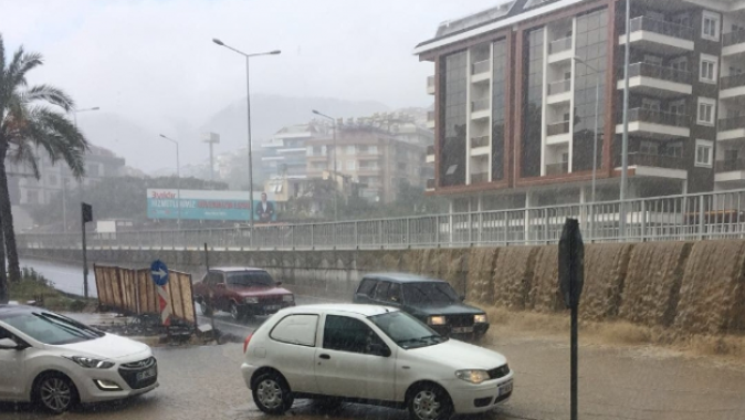 Antalya’da kavşak şelaleye, yollar nehre döndü
