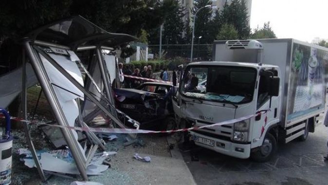 Ataşehir&#039;de kamyonet otobüs durağına daldı