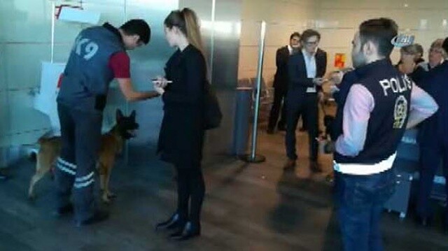 Atatürk Havalimanında  yabancı yolculara köpekli arama