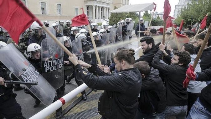 Atina&#039;da öğrenciler polisle çatıştı