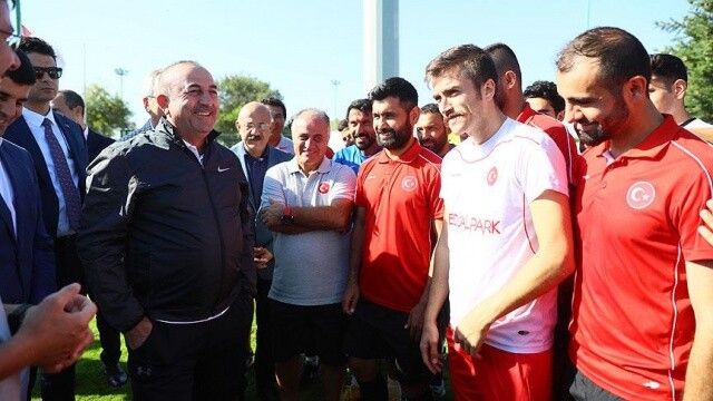 Bakan Çavuşoğlu&#039;ndan millî takıma ziyaret
