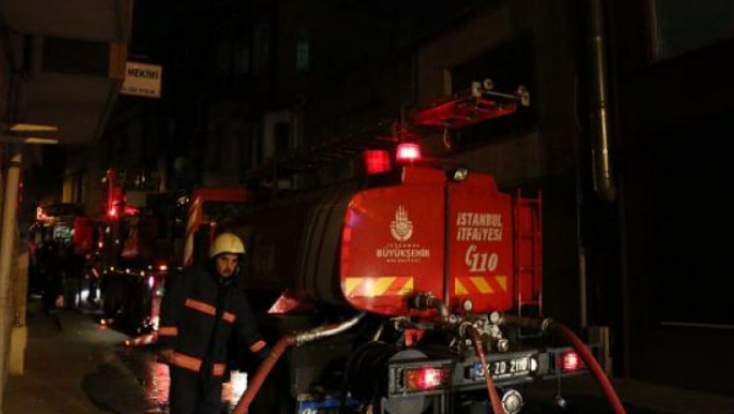 Beyoğlu&#039;nda korkutan yangın: 3 ağır yaralı