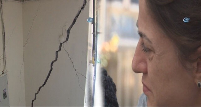 İzmir&#039;de binalar tahliye edildi, sokakta kalan kadınlar ağladı