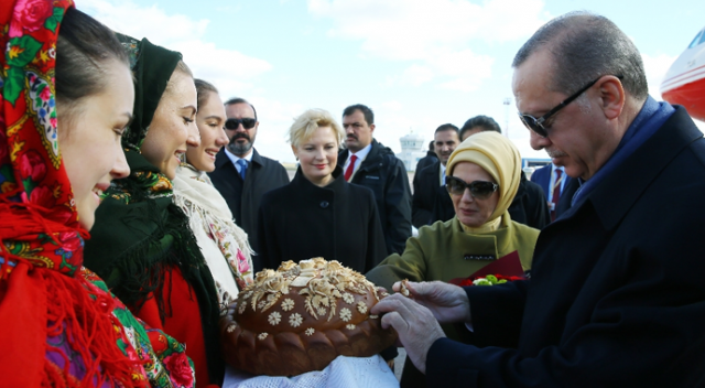 Cumhurbaşkanı Erdoğan, Ukrayna&#039;da resmî törenle karşılandı