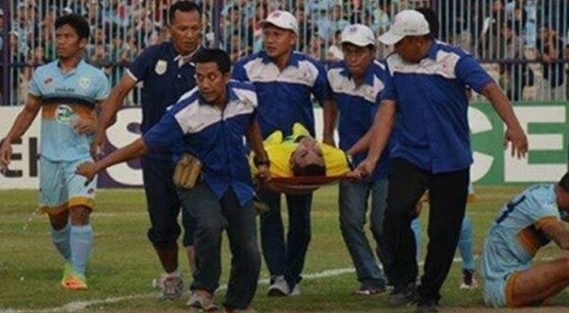 Endonezya&#039;daki maçta başına darbe alan kaleci hayatını kaybetti