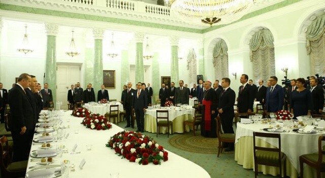 Erdoğan, Varşova&#039;da onuruna verilen yemeğe katıldı