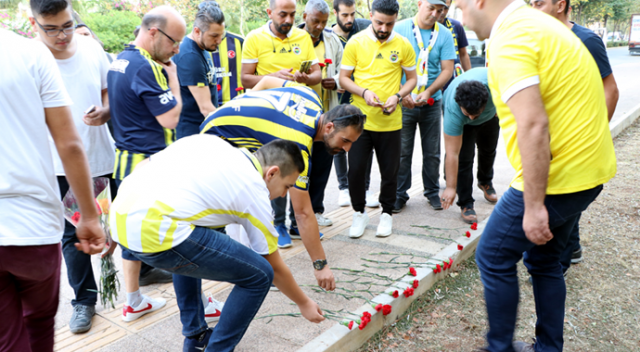Fenerbahçeli taraftarlardan Mersin&#039;deki bombalı saldırı yerine karanfil