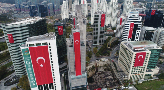 Gökdelenler dev Türk bayraklarıyla donatıldı