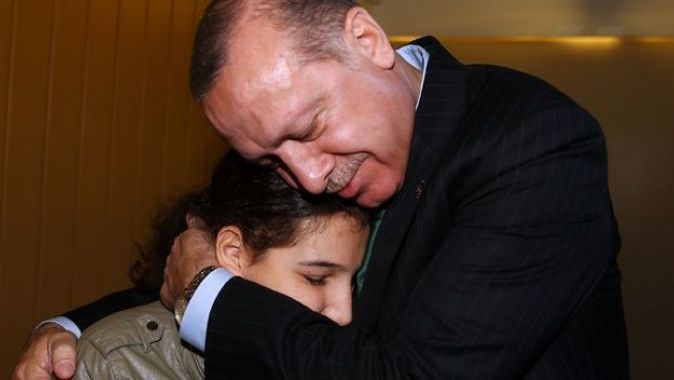 Görme engelli Tuğçe&#039;nin &quot;Sakarya Türküsü&quot; Erdoğan&#039;ı duygulandırdı