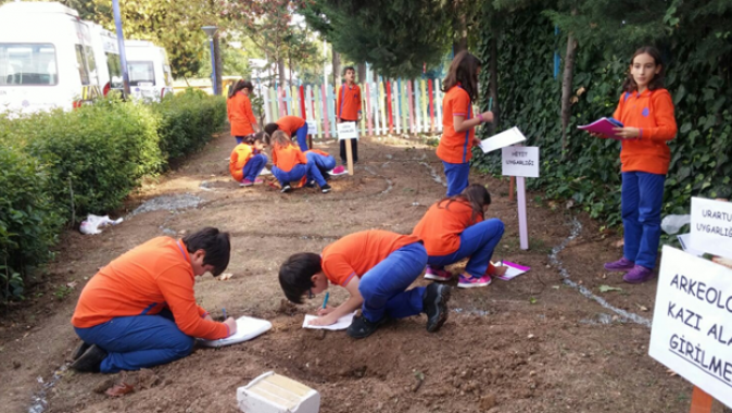 İhlas Koleji öğrencilerinden arkeolojik kazı çalışması