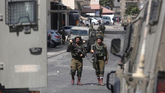 İsrail askerleri, 2 Filistinliyi vurarak yaraladı