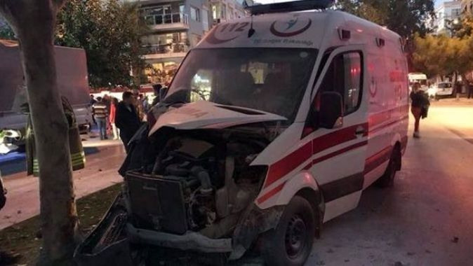 İzmir&#039;de ambulans ile otomobil çarpıştı