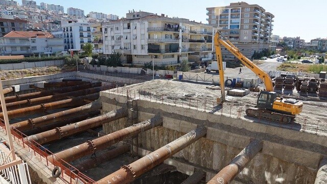 İzmir&#039;de yolun çökmesi sonucu hasar gören 28 daire boşaltıldı