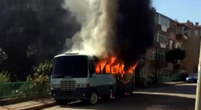 İzmit&#039;te iki minibüs alev alev yandı
