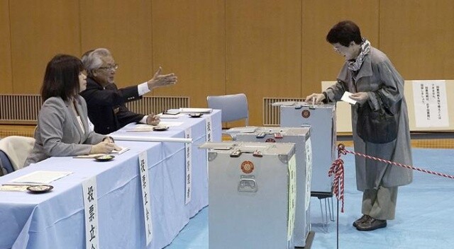 Japonya&#039;da halk genel seçim için oy kullanıyor