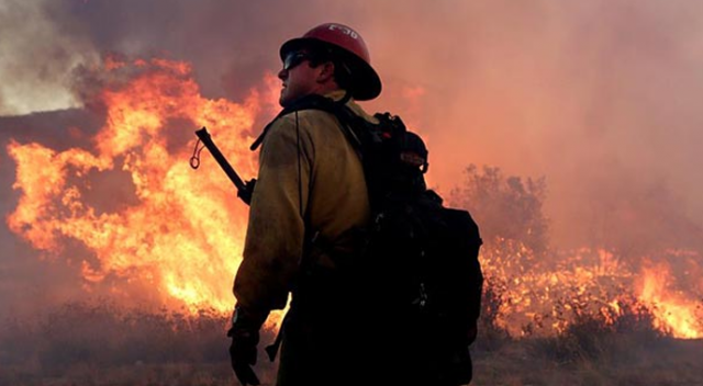 Kaliforniya&#039;da yangın nedeniyle acil durum ilan edildi
