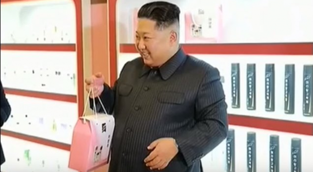 Kim Jong Un eşinin poşetini taşıdı