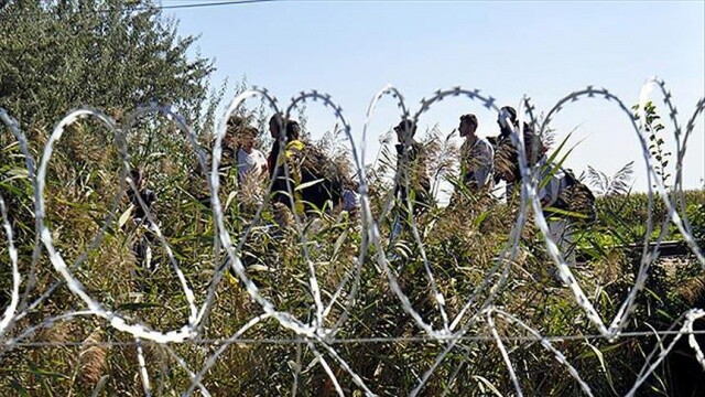 Macaristan&#039;da sığınmacılara tekme atan kameramanın hapis cezası onandı