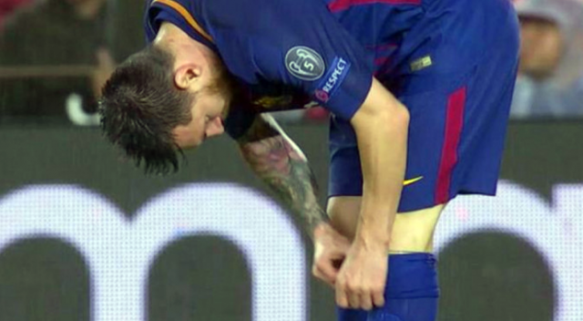 Messi çorabının içinden çıkardı ve ağzına attı!