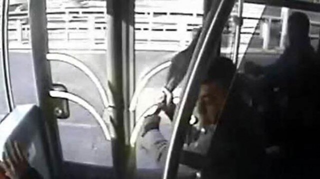 Metrobüste şemsiyeli saldırgana 68 yıla kadar hapis istemi