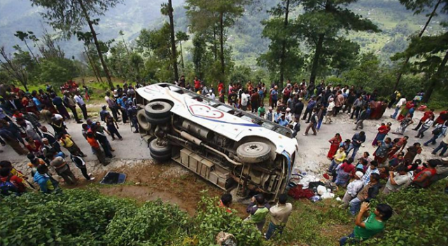 Nepal&#039;de otobüs uçuruma yuvarlandı: 14 ölü
