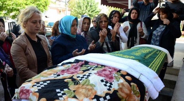 Oğulları tarafından katledilen kadının cenazesini kadınlar omuzladı