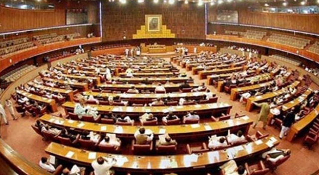 Pakistan&#039;da 261 siyasetçinin vekilliği alındı