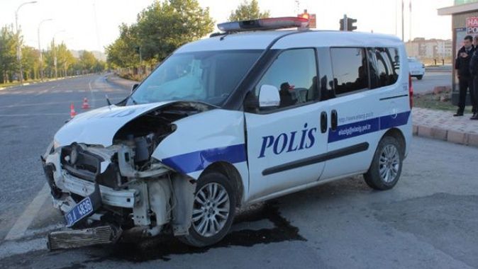Polis aracı otomobille çarpıştı: 2 yaralı