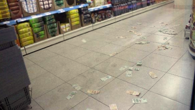 Polisi gören gaspçı paraları yere saçtı