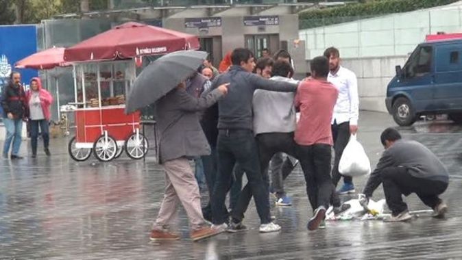 Taksim’de şemsiye satıcılarının meydan kavgası