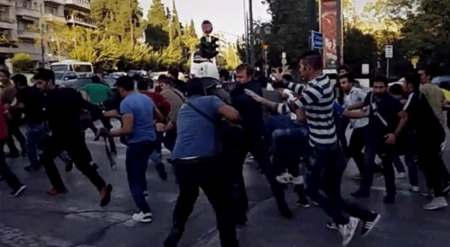 Terörist yandaşları Yunan polisine saldırdı